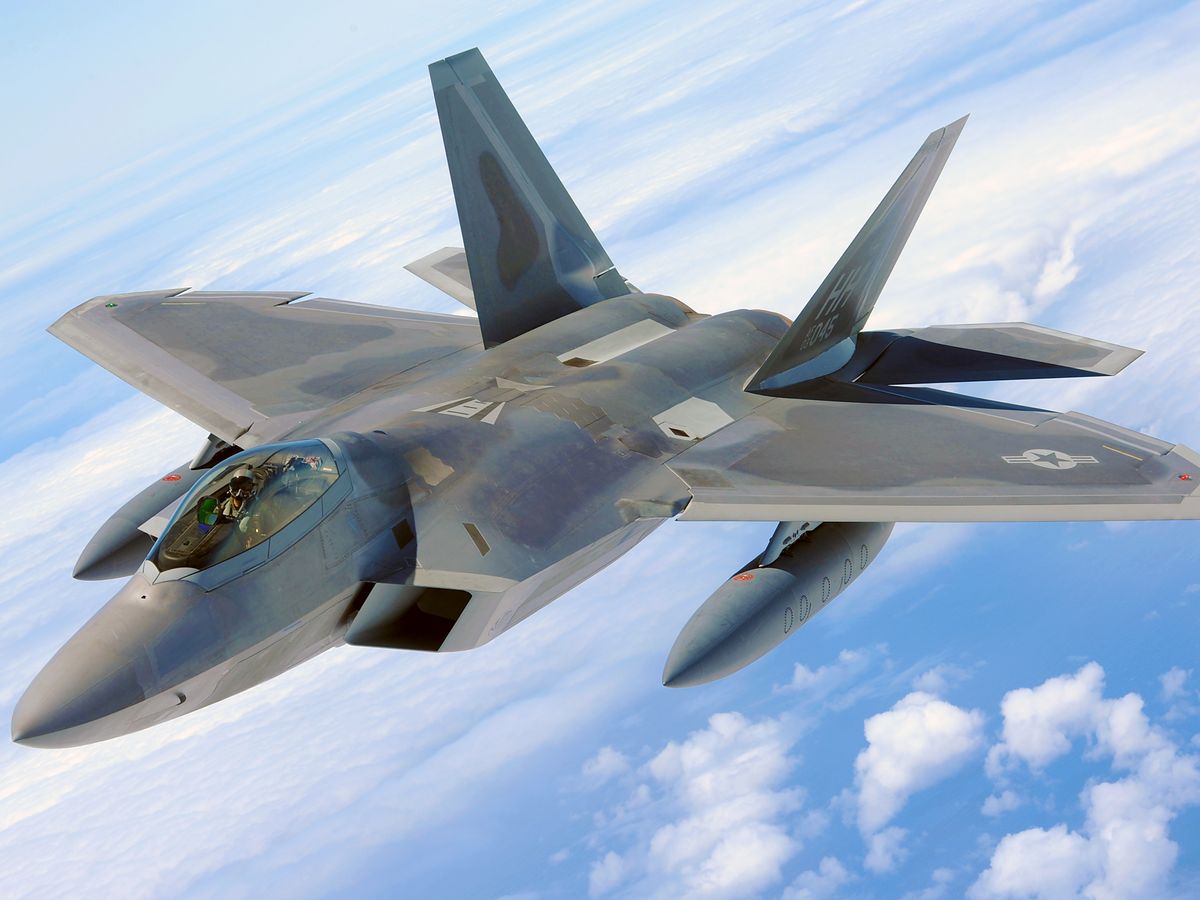 Lockheed Martin F-22 Raptor repülés közben futurisztikus fejlesztésekkel