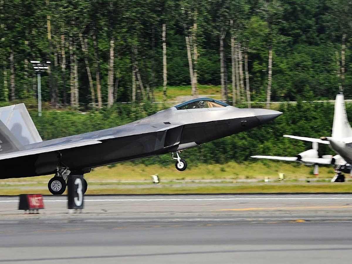 Lockheed Martin F-22 Raptor szövetséges katonai repülőgépekkel alakzatban